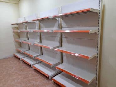 divar rəf: Müxtəlif rənglərdə metal ticarət rəfləri. Hər bir rəf mağaza və ya — 7