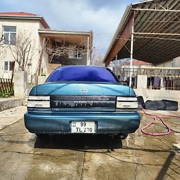 lexus is bufer: Toyota Corolla sedan - Kuzov: 4 qapılı sedan, mavi rəng - Mühərrik — 5