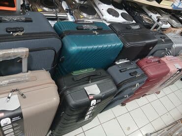 женские пластиковые чемоданы: Müxtəlif rənglərdə və ölçülərdə mövcud olan səyahət çemodanları. Bu — 1