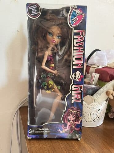 барби шкаф для одежды: Bu, uzun qəhvəyi saçlı və qara-rəngli paltarda olan "Fashion Girl" — 1