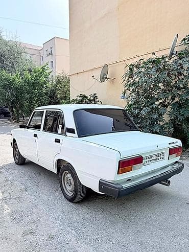 lada dinama: VAZ 2107, ağ rəngli sedan Xüsusiyyətlər və detallı təsvir: - Korpusu — 8
