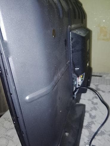 LED televizor (təxminən 32–40 düym arası) Xüsusiyyətlər: - Yastı — 3