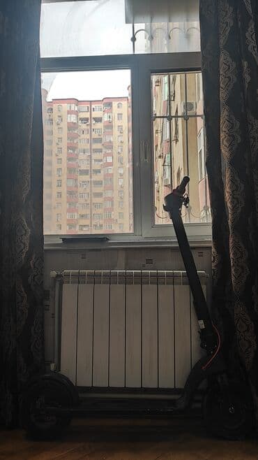 Elektrik skuter - Rəng: qara, yığcam və qatlanan konstruksiya - Ön