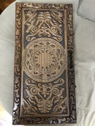 Nərdi oynamağı sevənlər üçün hədiyyəlik Əl işi olan, üzərində oyma