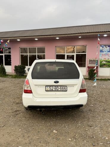 qoşqusu olan avtomobil: Subaru Forester, ağ rəng, 5 qapılı krossover. Texniki xüsusiyyətlər — 3