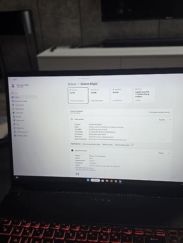 oyun notebooku: MSI oyun noutbuku - Model: MSI (qapaqda qırmızı əjdaha loqosu, oyun — 2