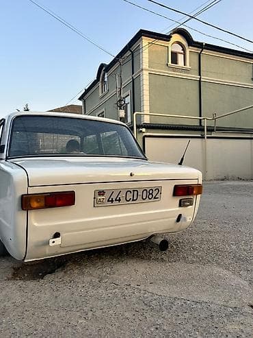 avto market: VAZ 2101, ağ rəng, sedan kuzov. Xüsusiyyətlər: - Klassik dizayn, 4 — 8