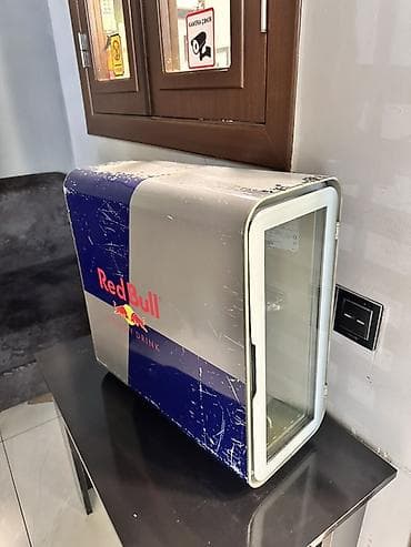 şüşe vitrin: Red Bull dizaynlı mini soyuducu vitrin. Şüşəli ön qapıya malik — 1