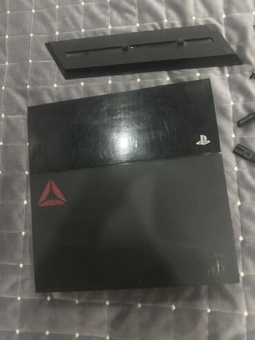 işlənmiş playstation: Qara rəngli PlayStation 4 oyun konsolu iki ədəd ağ Dualshock 4 oyun — 3