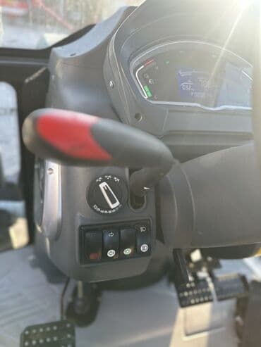 dete 75 трактор: Yeni RD1004 modeli traktor. Mavi və ağ rənglərdə, kabinli və müasir — 5