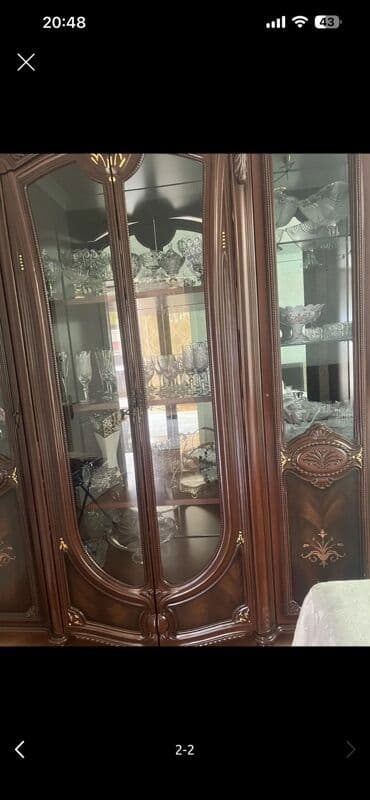 ayaqqabı vitrini: Şüşəli dolab vitrini — 2