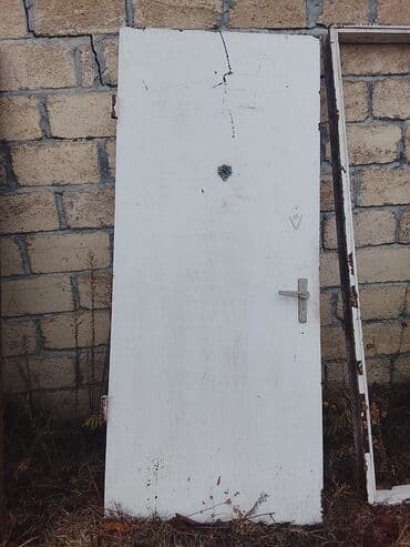 Maye divar kağızları: Ağ rəngli giriş/qapı paneli və metal qıfıllı tutacaq dəsti. - — 1