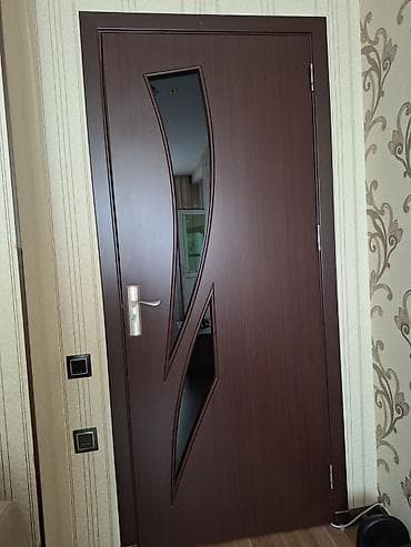 MDF interyer qapısı – tünd qəhvəyi rəngdə, taxta teksturalı səth