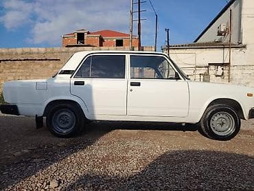 vaz 2107 kapot: VAZ 2107, ağ rəng, sedan kuzov. - Klassik dizayn: xrom ön barmaqlıq — 2