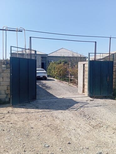 Həyətyanı torpaq sahəsi və yaşayış evi - Geniş darvazalı giriş, maşın