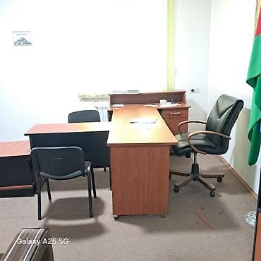 Ofis dəst mebeli: Ofis mebel dəsti - Qaranlıq taxta rəngində L- və T-formalı böyük iş — 4