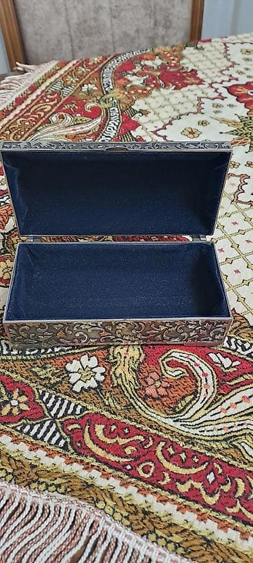 ev əşyalar: Metall oyma naxışlı zərgərlik qutusu - Material: metal korpus, üst və — 2