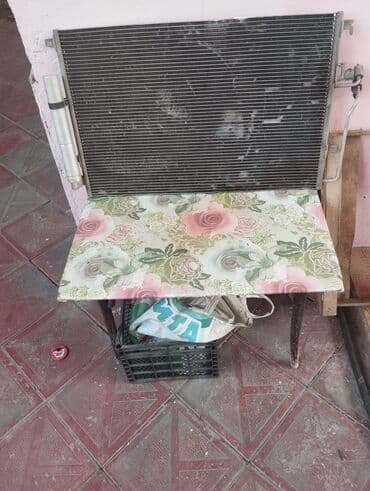 Bu, avtomobillər üçün nəzərdə tutulmuş kondisioner radiatorudur. Qara