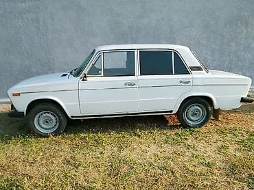 arxa panel: VAZ 2106, ağ rəng, sedan kuzov. Klassik xarici dizayn, xrom bamperlər — 3