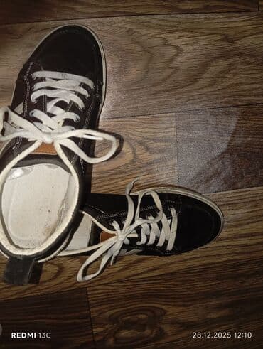kamuflyaj kişi tolstovkaları: Ayaqabı satılır 42 razmer göy 6₼ ağ 5₼ ikisini alana endirim olacaq — 5