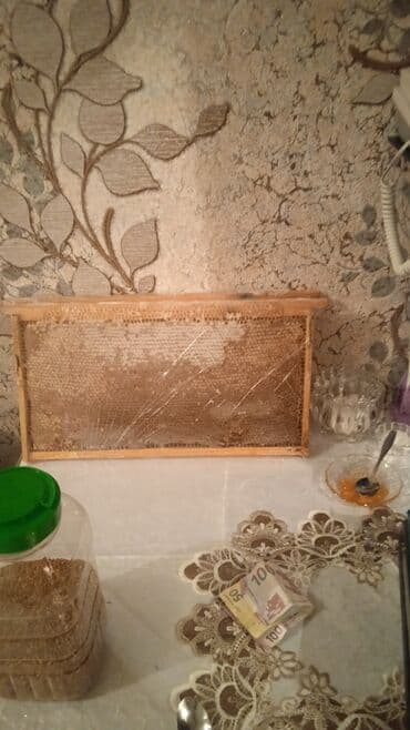 arı balı: Təbii pətək balı – birbaşa çərçivədən - Məhsul: Arı pətəyində mum — 3