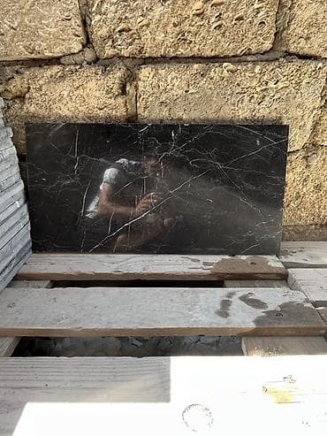 naxcivan qaya duzu: Qara mərmər. - Material: təbii qara mərmər, tünd fon üzərində incə ağ — 5