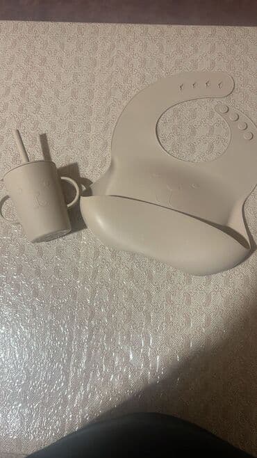 Məktəbli forması: Uşaq yemək dəsti – silikon önlük və iki qulaqlı silikon stəkan — 1