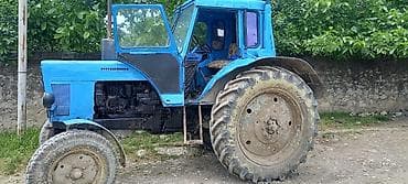 Mavi rəngli MTZ tipli təkərli traktor - Tam kabinalı quruluş, geniş — 2