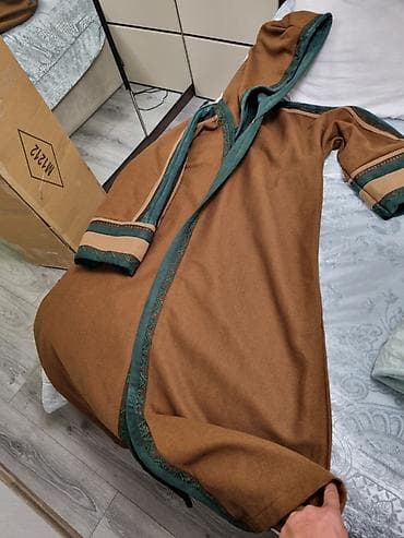 Məhsul: Kişilər üçün ənənəvi abaya/bishtë (üst geyim) - Rəng: isti