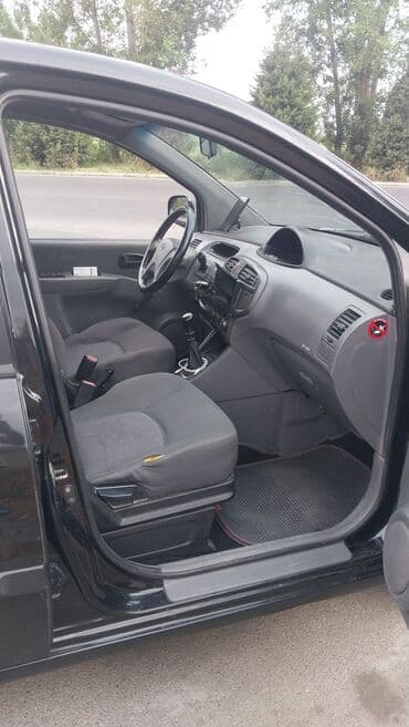 lapet qoşqu: Ön hissəsində Hyundai loqosu və "H" emblemi olan qara rəngli Hyundai — 7