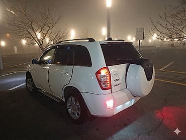 maşın satisi: Chery Tiggo (ağ rəng, SUV) Xüsusiyyətlər: - Kuzov: kompakt SUV, 5 — 1