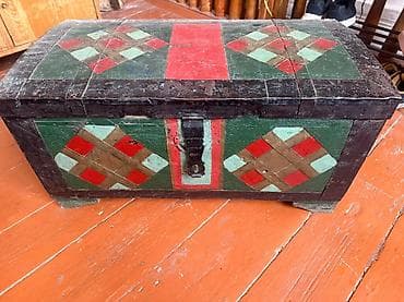 sandığ: Bu, rəngli həndəsi naxışlarla bəzədilmiş taxta sandıqdır. Sandıq — 1