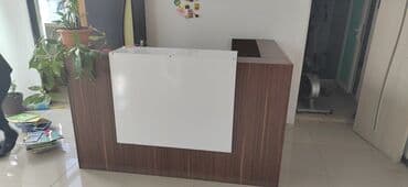 белый офисный стол: Resepsiyon stendi / qarşılanma masası - Material: ağ və tünd ağac — 3