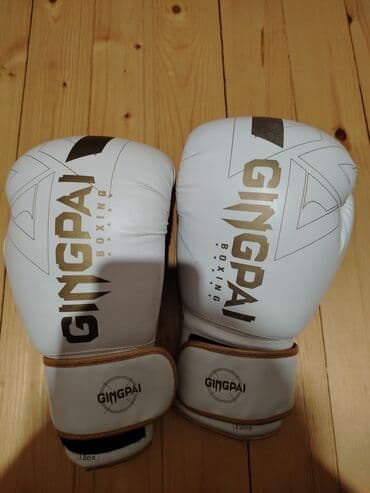 boks elcekleri: Ağ rəngdə "GINGPAI BOXING" brendinin boks əlcəkləri, məşq və ya döyüş — 1
