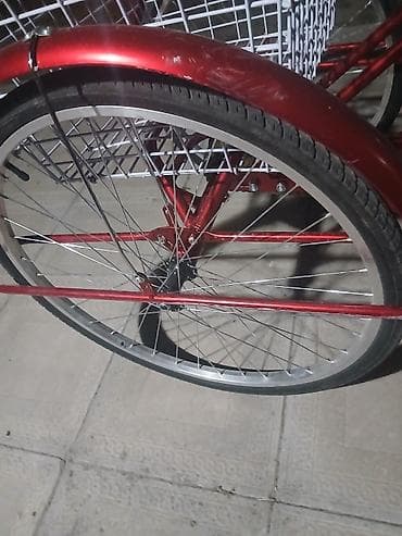 Qırmızı üçtəkərli velosiped – böyük arxa səbətli şəhər/daşıma modeli