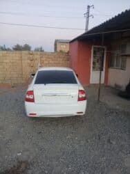 kvadrasikl satışı: Ağ rəngli sedan avtomobil Xüsusiyyətlər: - Kuzov: 4 qapılı sedan, ağ — 2