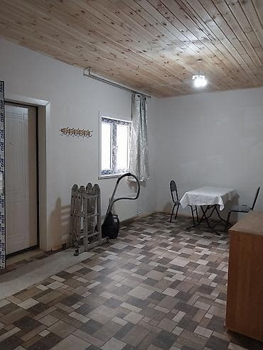 1 otaqli kohne binada ev: Kirayə üçün ayrıca girişli mansard tipli studiya - Üst mərtəbədə — 8