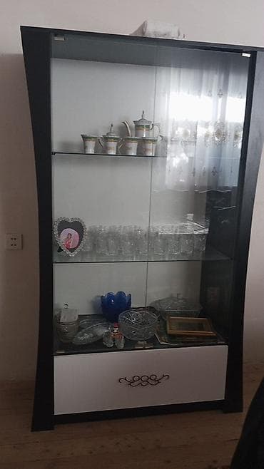 Şüşəli dolab vitrini