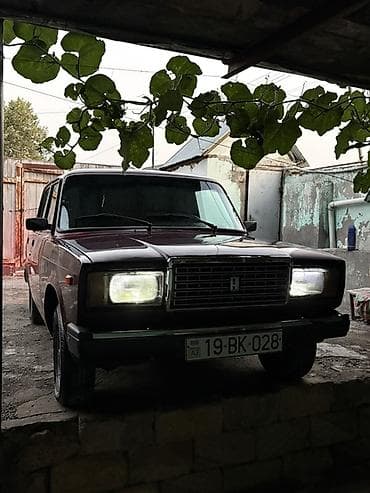 1 9 karobka mexanika: VAZ 2107 sedan - Kuzov: 4 qapılı sedan, tünd qırmızı/bordo rəng. - — 1