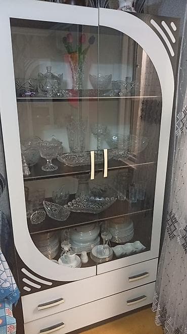 Ağ-qara rəng çalarlarında vitrin dəstı. - Dəst tərkibi: 1 böyük iki