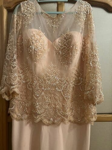 Zərif pudra rəngində uzun ziyafət geyimi. - Üst hissə: şəffaf tül