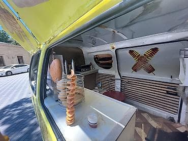 food truck: Sarı rəngli mobil “fast food” furqonu – isti və qəlyanaltılar yerində — 8