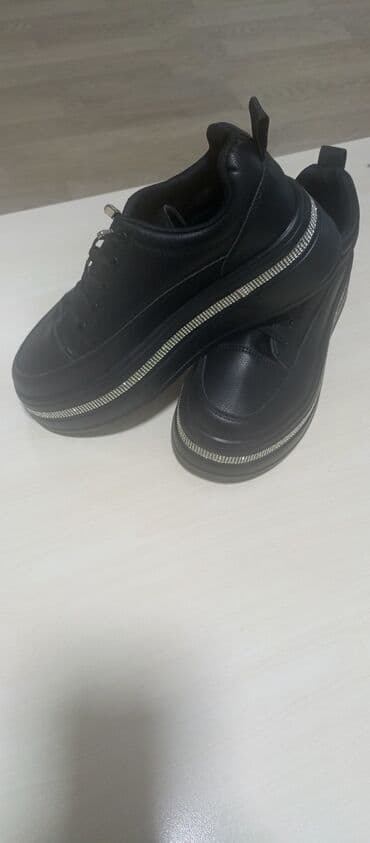 женские цветочные кеды: Qara rəngli qadın idman ayaqqabısı - Model: platformalı sniker - — 1