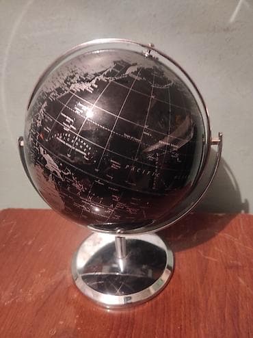Masaüstü qlobus – qara/gümüş rəng palitrası ilə modern dizayn. -
