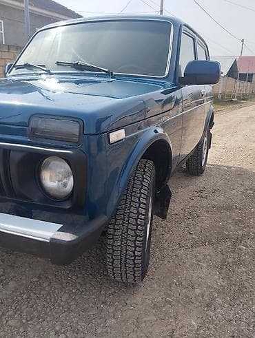 Lada Niva 4x4, mavi rəng, 3 qapılı kuzov. Xüsusiyyətlər: - Tam — 4