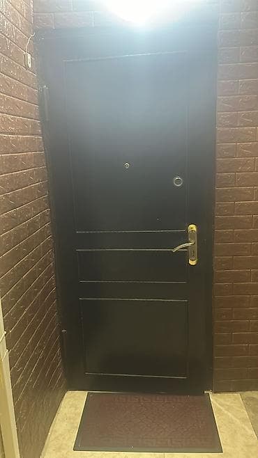 Seyf qapı. Kifayət qədər ağır və Dəmiri qalındır,navastroykalardaki