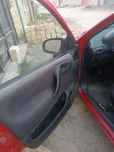 ferrari satilir: Qırmızı rəngli şəhər avtomobili – 5 qapılı hatchback. otur sur — 8