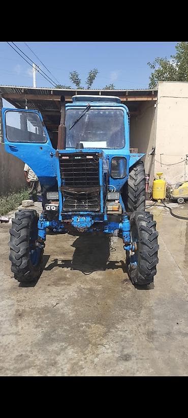 Аренда оборудования: Mavi rəngli dörd təkərli traktor Xüsusiyyətlər: - Kabinli — 3