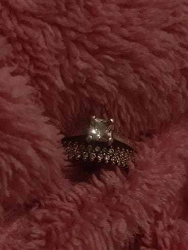 Gözəl qadın üzük seçimi 

əsl gümüşü 32 AZN alınıb 5 defe taxılıb