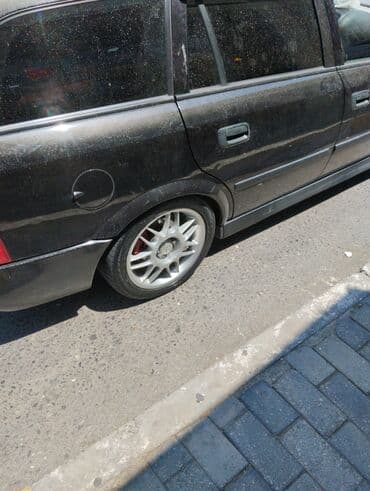 disko şar: Yol kənarında park edilmiş qara rəngli universal avtomobil — 2